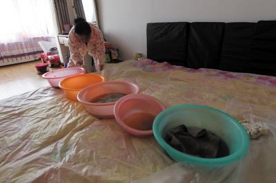 万宁楼上漏水，住户失联，小区没物管，业主维权难！律师来支招……